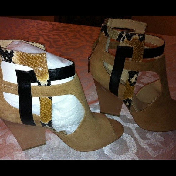 Shoes like new. Wore one time - Picture 1 of 4