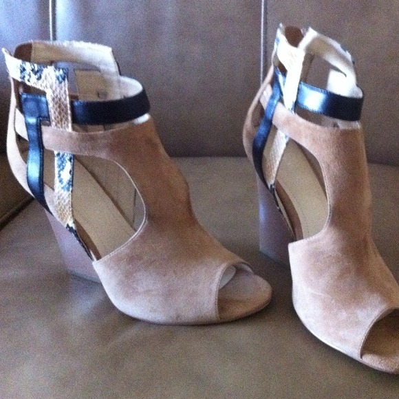 Shoes like new. Wore one time - Picture 2 of 4