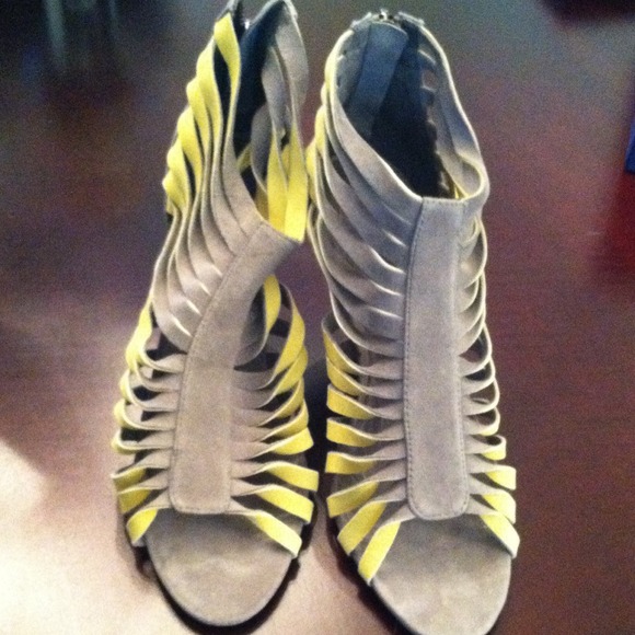 Charlie my Love slashed gray/yellow suede booties