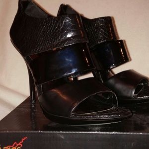 Carlos Santana, Woman's shoes