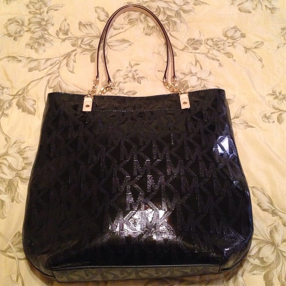 Michael Kors Handbags - A beautiful black Michael Kors bag