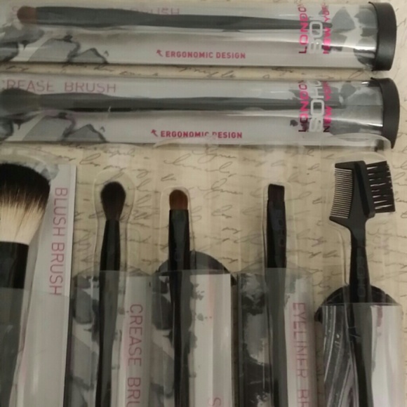 7 makeup brushes