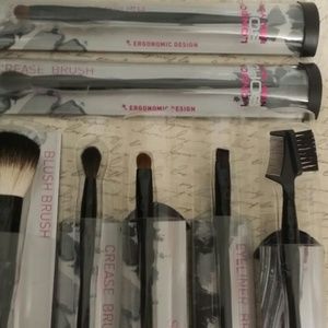 7 makeup brushes