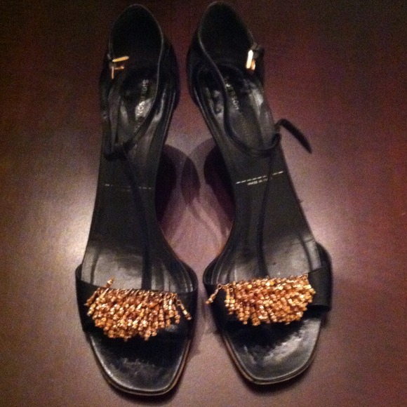 Sigerson Morrison black leather t -strap sandals