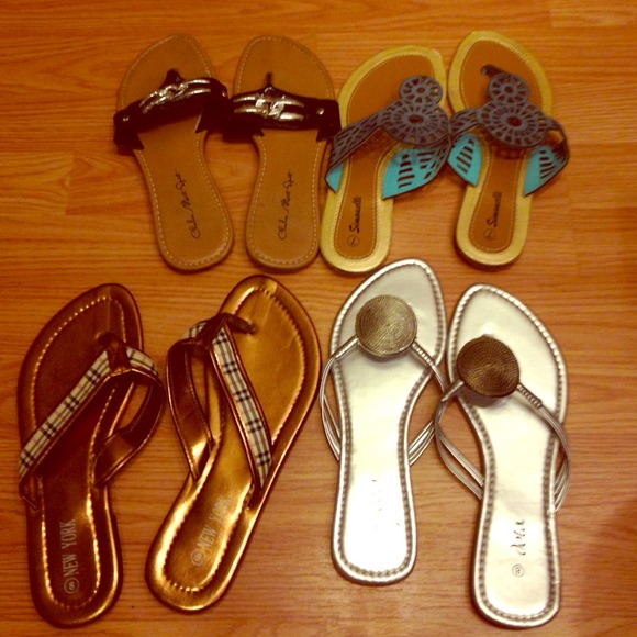 4 pairs of flip flops