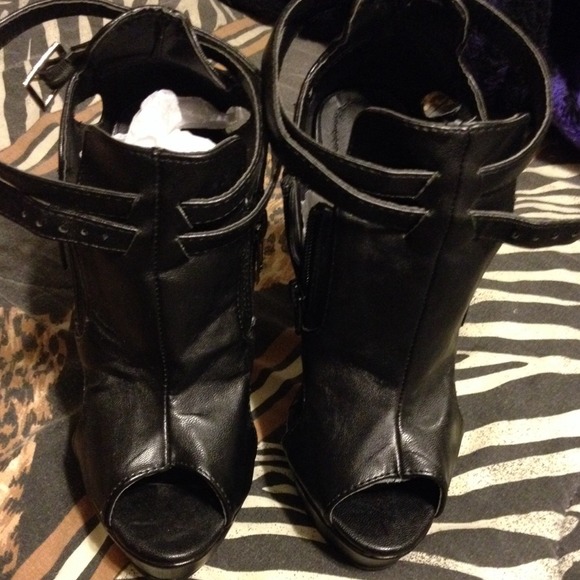 Black high heels - Picture 2 of 4