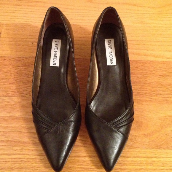 Steve  Madden black leather kitten heel shoes