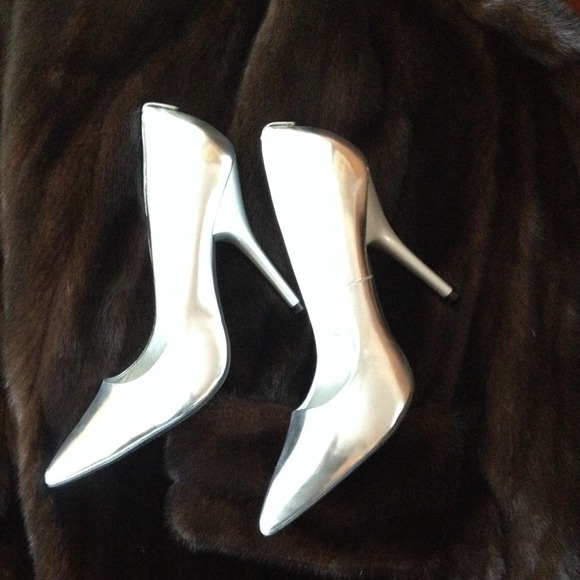Silver Pointy Heels👠(SOLD) - Picture 2 of 4