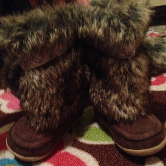 Size 5 girls boots with the fur!