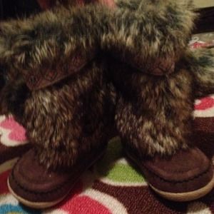 Size 5 girls boots with the fur!