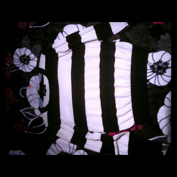 Black & white light sweater.