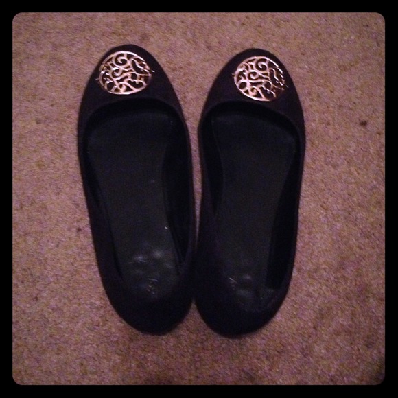 Gold accented black flats🔥