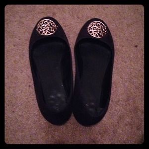 Gold accented black flats🔥
