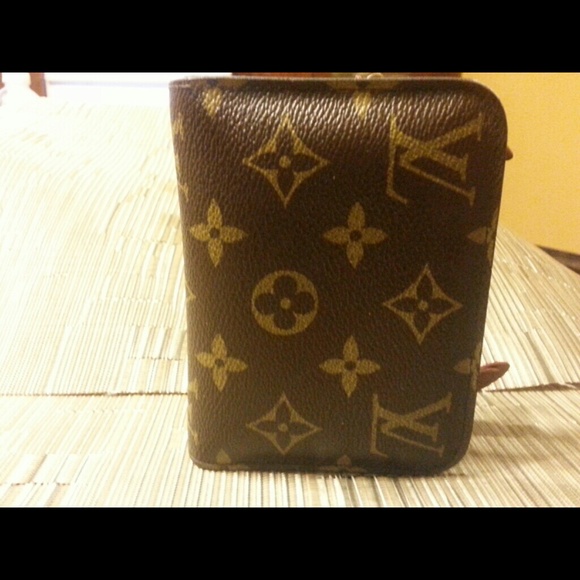 AUTHENTIC Louis Vuitton Small wallet