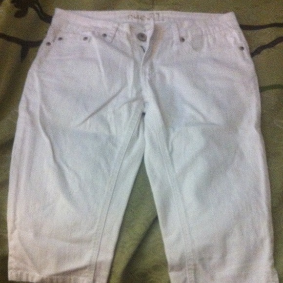 Rue 21 White capris.