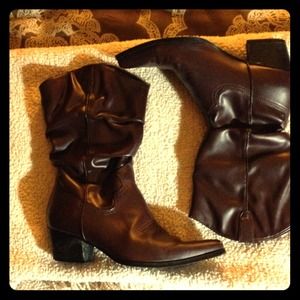 Brown mid-calf fashion cowboy boots.