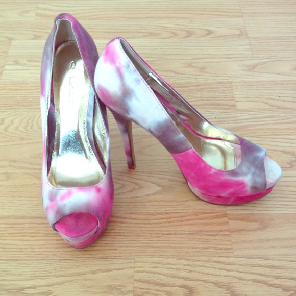 Pink tie dyed pump