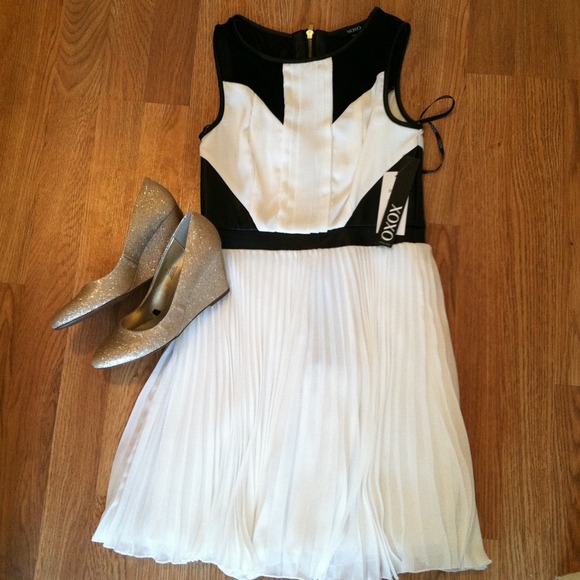 AMAZING leather accent dress! - Picture 3 of 4