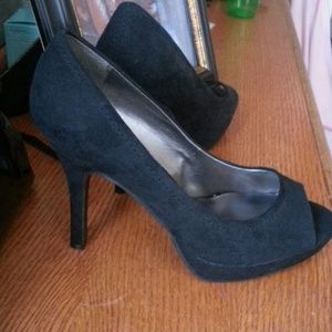 Yunnis black heels