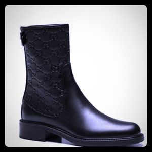 New in box. Never worn. Sz 7. Receipt included.