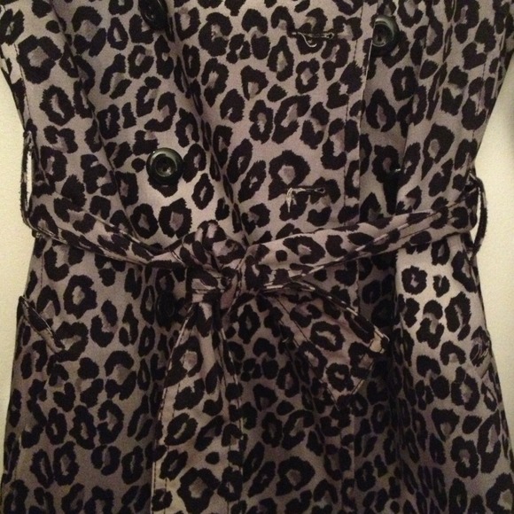 FAB! graphite & dove gray leopard print topper  😍 - Picture 2 of 2