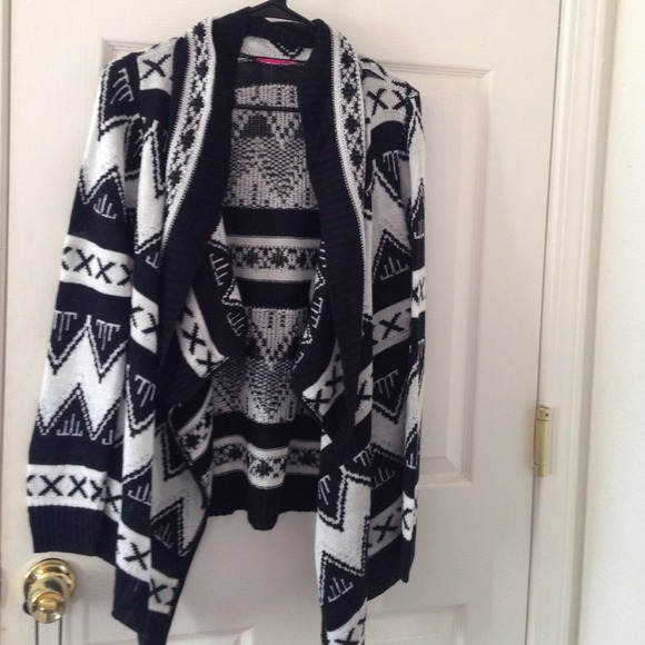 🎉On sale from $25🎉Black and white Aztec cardigan