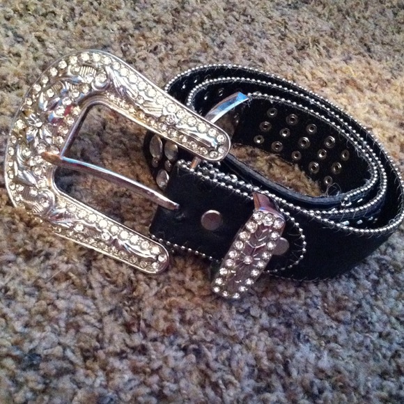 Bling belt / cow girl belt has broken out line