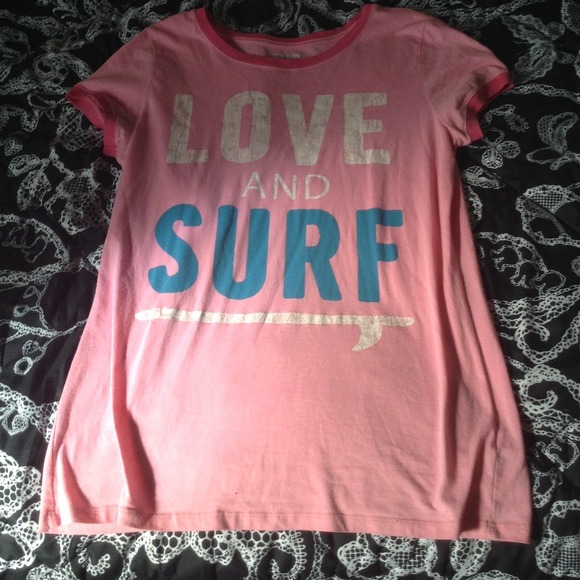 🏄love and surf t-shirt w/ pink lining🏄