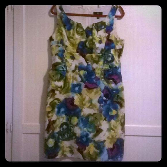 Beautiful knee Ienght hourglass dress
