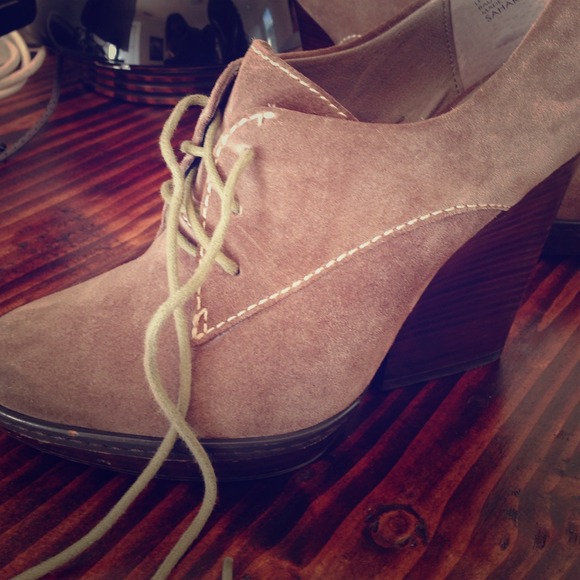 Levity size 8 heels.