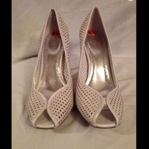 Price ✂️ Bcbgirls Pearl White Pumps Size 9.5