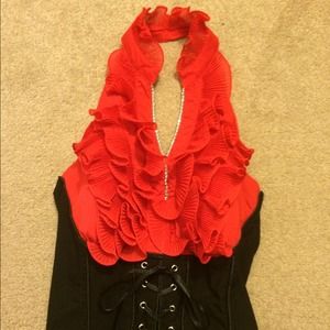 Beautiful red top for a night out.💄