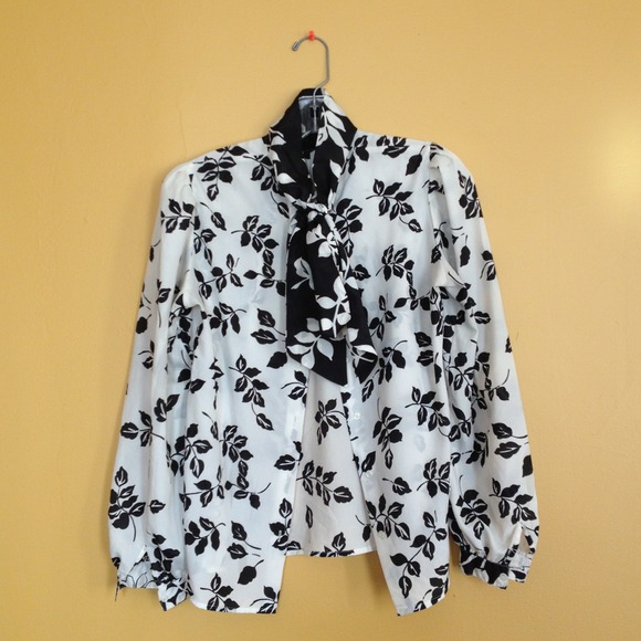 Vintage Tops - Vintage find!  B&W bow-front blouse 👚🎀💄