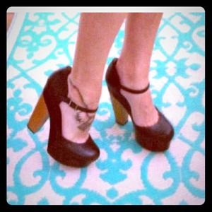 Looking 4!!! BCBG pumps, wooden heal. Tag me!!!