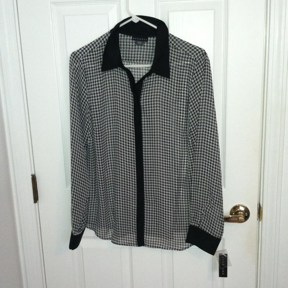 Black and white printed collar shirt