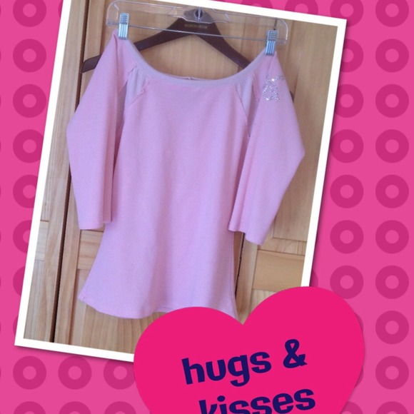 Xoxo off the shoulder 3/4 sleeve length top!