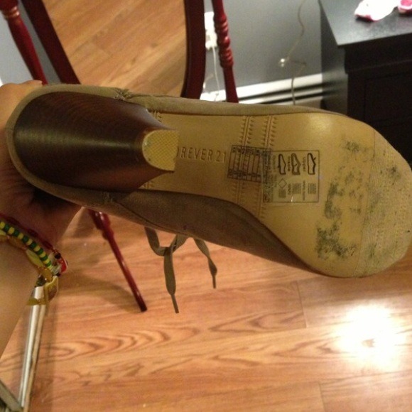 Cute bootie heels - Picture 2 of 3