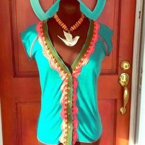 Hazel brand flirty snap top!