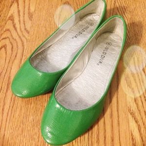Green Wild Diva flats ✨✨in bundle✨✨