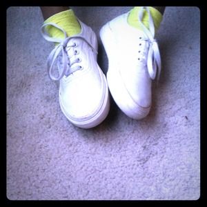 BUNDLE ! Black & White Canavas & Levi shoes