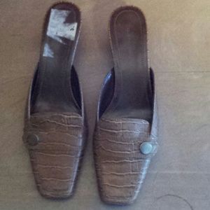 woman's. brown shoes