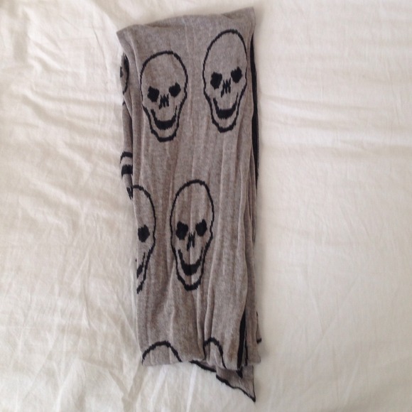 🌟RARE Brandy Melville Skull Scarf