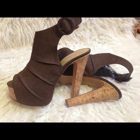 **SOLD**Brown Shi thick heels