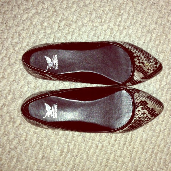 Pointed Gray Snakeskin Flats 🐍