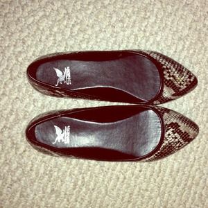 Pointed Gray Snakeskin Flats 🐍