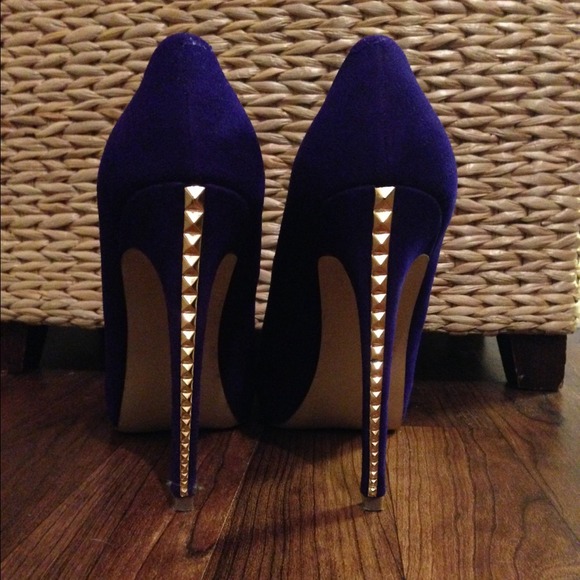 Purple suede Steve Madden pumps