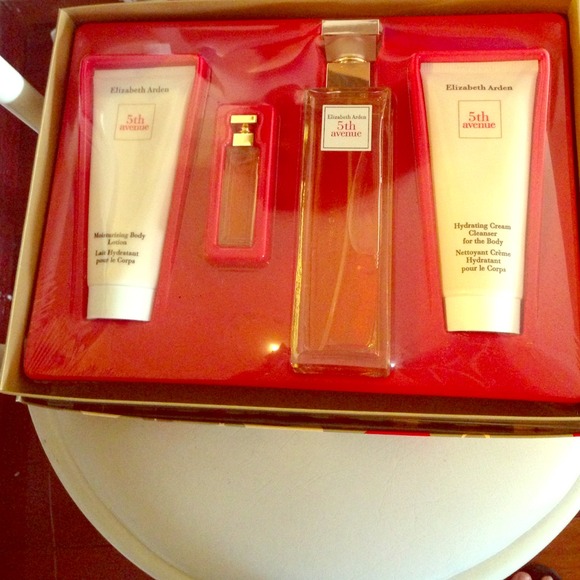 Elizabeth Arden 5th Avenue Set (BRAND NEW)