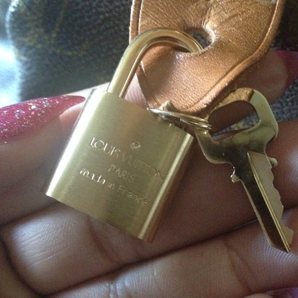 🙅 SOLD🙅Auth Louis Vuitton lock and key