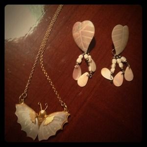 Vintage mother of pearl necklace and earrings.