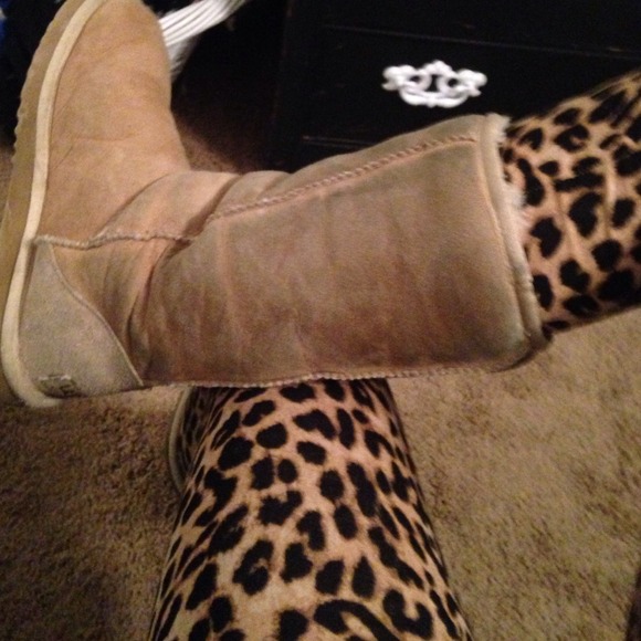Tall sand colored uggs - Picture 2 of 4